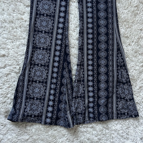 SATINA High-Waisted Flare Leggings - Picture 11 of 15